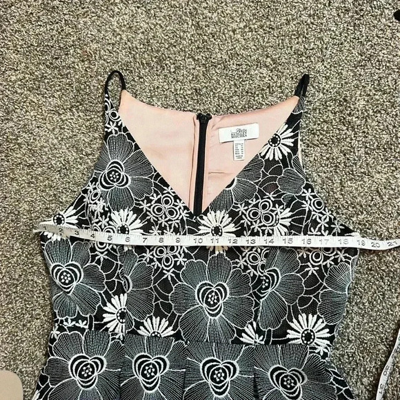 BADGLEY MISHKA DRESS MADYLAN BLACK WHITE MESH FLORAL SLEEVELESS SIZE 10 - Picture 8 of 11